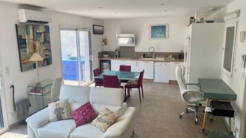 Fernseher, DVD-Player, Bücher