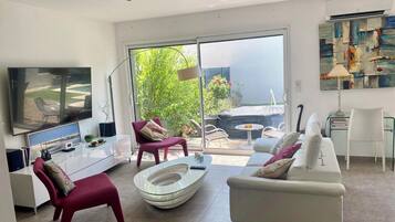 Télévision, lecteur de DVD, livres