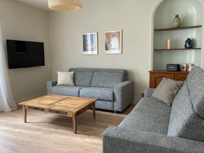 Smart TV, books, stereo
