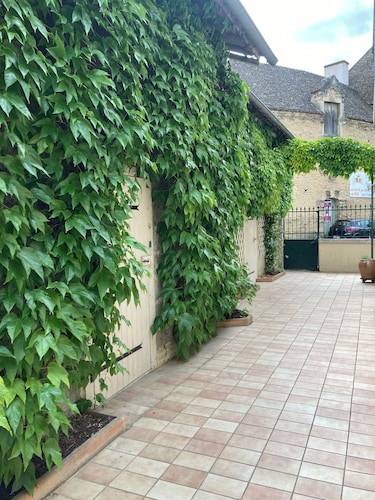 Comfortable apartment in the heart of a wine village, facing the château