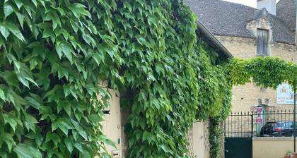 Comfortable apartment in the heart of a wine village, facing the château