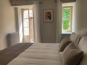 3 bedrooms, desk, iron/ironing board, travel cot - Cosy apartment facing the castle! Ideal for families, near Beaune. (Savigny-lès-Beaune)