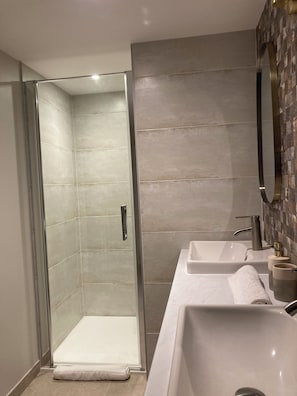 Douche, séchoir à cheveux, serviettes fournies, savon