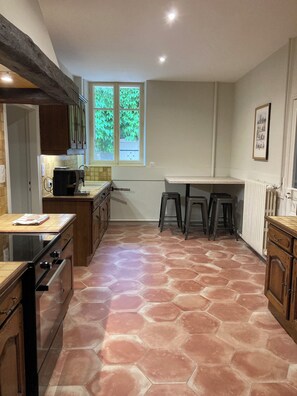 Microwave, oven, stovetop, dishwasher - Comfortable apartment in the heart of a wine village, facing the château (Savigny-lès-Beaune)