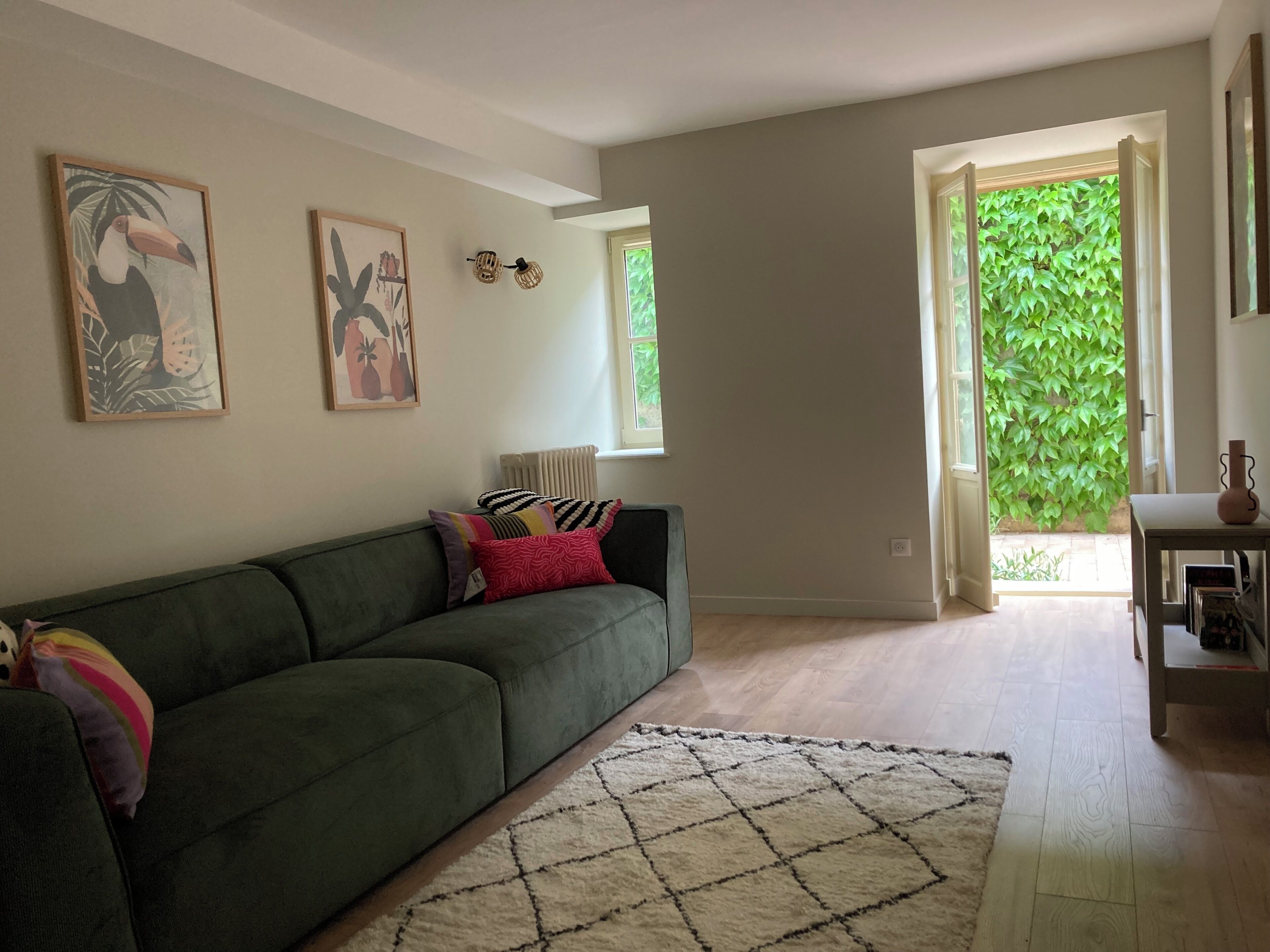 TV connectée, livres, chaîne hi-fi