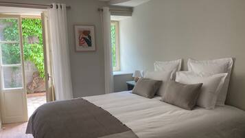 3 chambres, bureau, fer et planche Ă repasser, lit parapluie