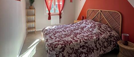 3 habitaciones, tabla de planchar con plancha, wifi y ropa de cama