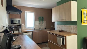 Een microgolfoven, een oven, een kookplaat, een vaatwasser