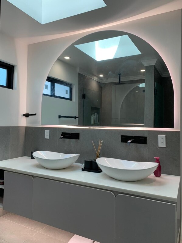 Shower, hair dryer, towels, toilet paper - Modern AC 2 Home in Silicon 2025 (San Jose)