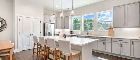 冰箱、微波炉、烤箱、炉灶