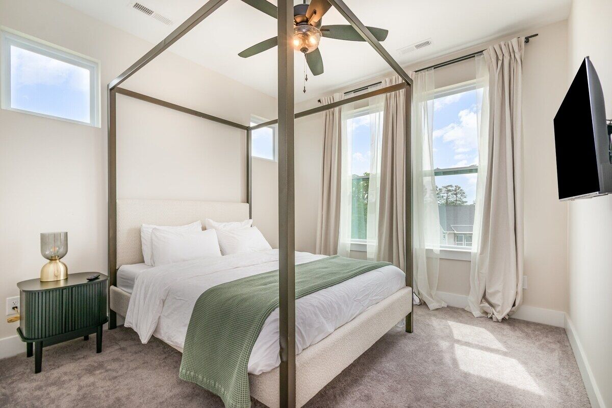 4 bedrooms, iron/ironing board, internet, bed sheets