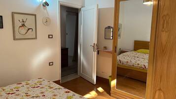 2 habitaciones, tabla de planchar con plancha, wifi y ropa de cama