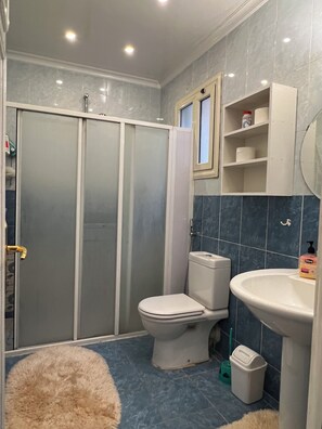 Dusj, hårføner, bidé og håndklær