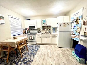 Réfrigérateur, micro-ondes, plaque de cuisson