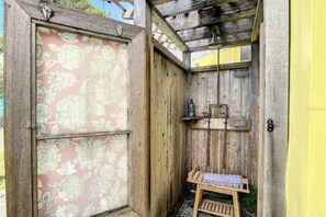 Spa - Relax & Recharge in a 1-bedroom house: Walk to St. Pete Beach! (St. Pete Beach)