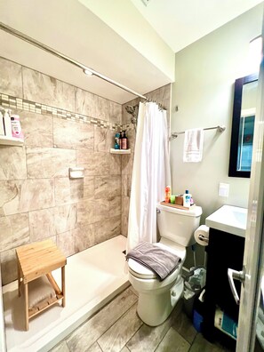 Sèche-cheveux, serviettes fournies, savon, shampoing