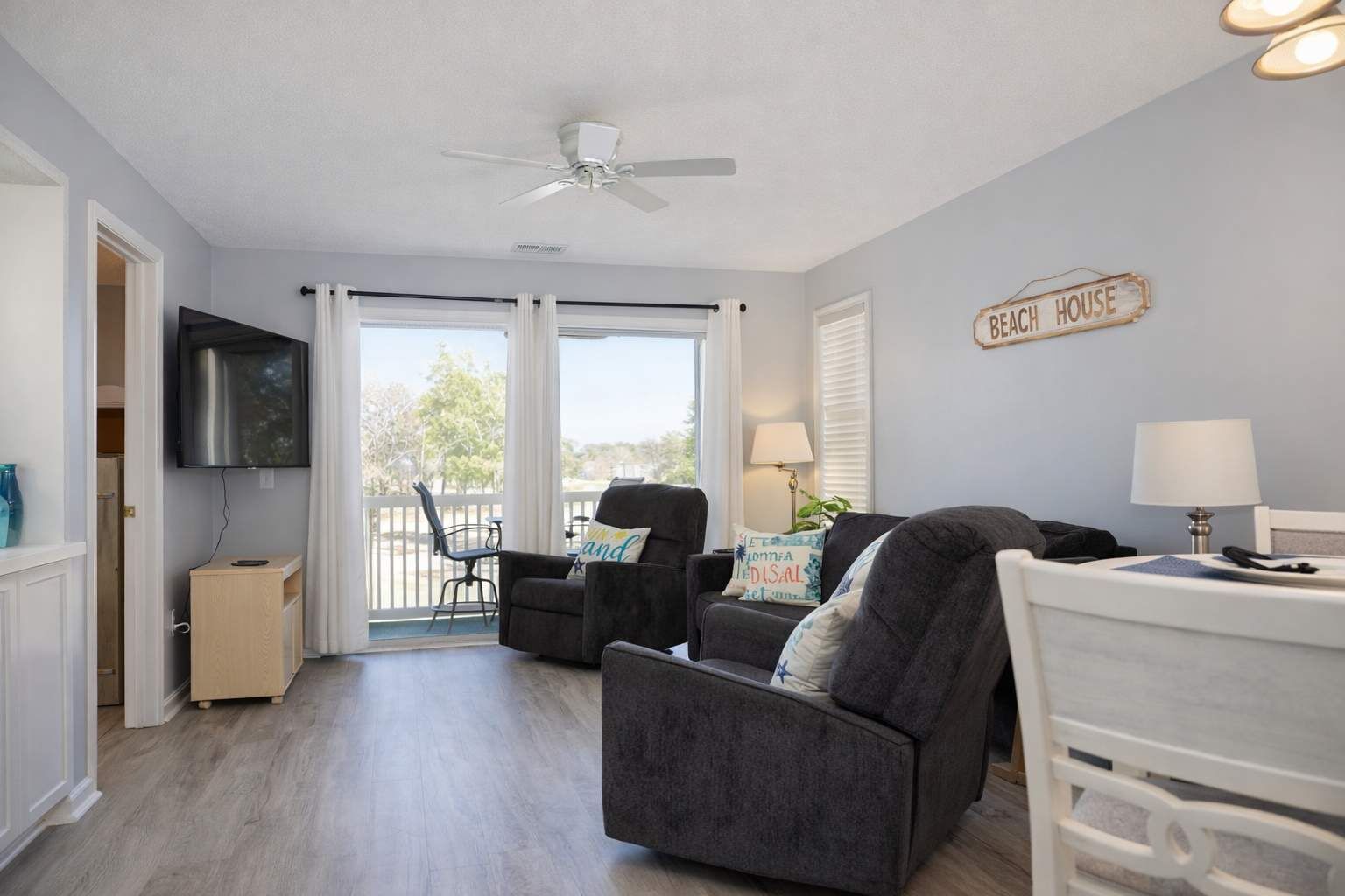 Televisor intel·ligent i llibres 