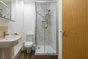 Dusche, Haartrockner, Handtücher, Seife