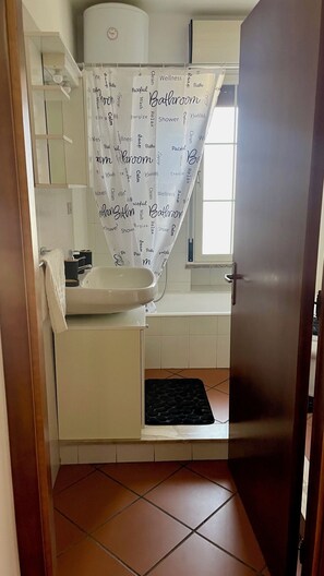 Sèche-cheveux, bidet, serviettes fournies, savon
