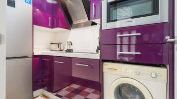 Een koelkast, een microgolfoven, een oven, een kookplaat