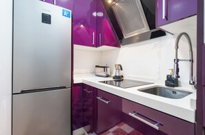 Réfrigérateur, four à micro-ondes, un four, surface de cuisson