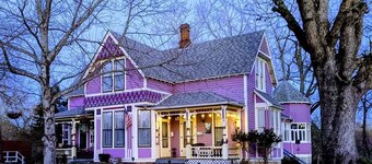 Affordable Luxurious Suite in Historical Eureka Springs B&B -The Blue Rose Suite