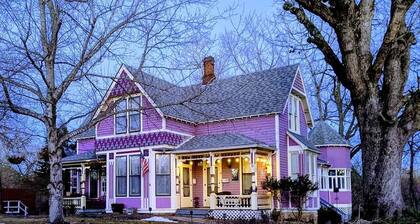 Affordable Luxurious Suite in Historical Eureka Springs B&B -The Blue Rose Suite