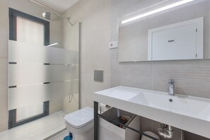Shower, towels - Apartment 'Room 3' with Wi-Fi and Air Conditioning (Torremolinos)