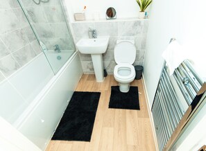 Regadera, toallas, jabón, papel de baño