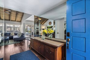 TV, caminetto, studio