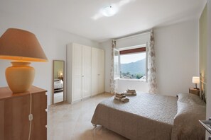 3 bedrooms, iron/ironing board, WiFi, bed sheets - Villa 'Chiara' with Mountain View and Private Terrace (Lumarzo)