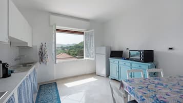 Fridge, oven, stovetop, coffee/tea maker