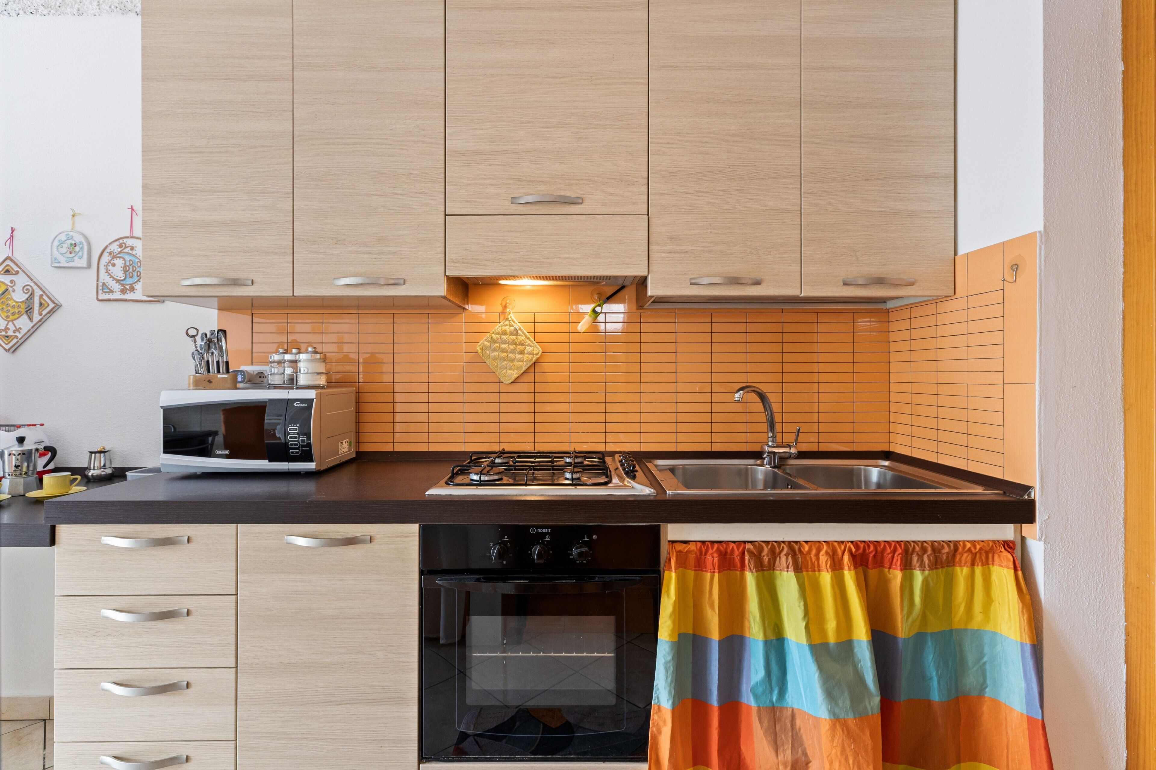 Frigorífico, microondas, horno y placa de cocina