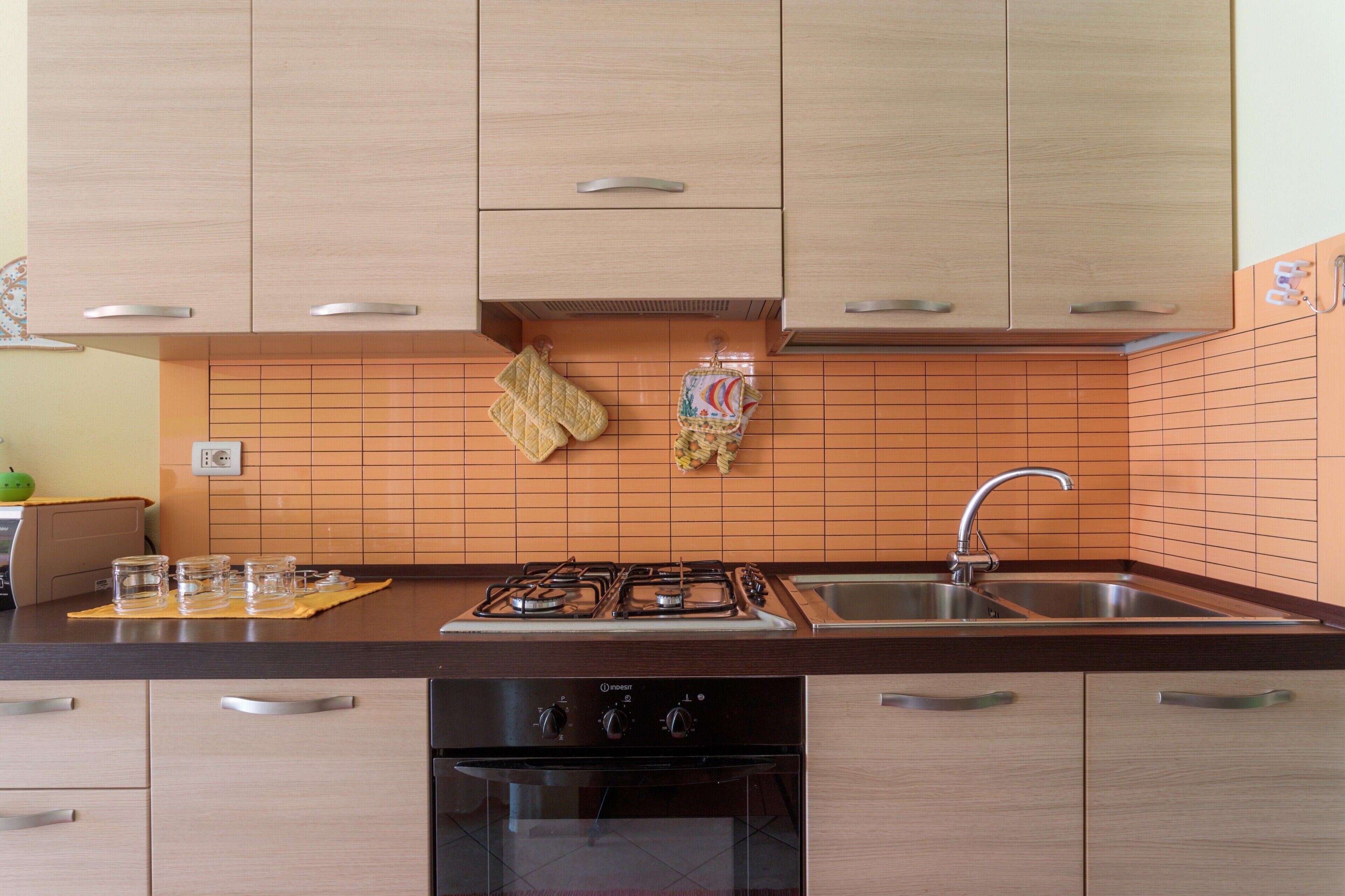 Køleskab, mikrobølgeovn, ovn, kogeplade