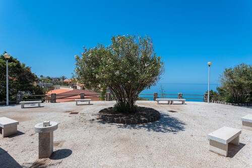 Apartamento 'Gradinata Sul Mare' con Wi-Fi y aire acondicionado