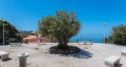 Apartamento 'Gradinata Sul Mare' con Wi-Fi y aire acondicionado