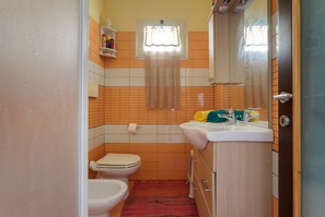 Shower, hair dryer, towels - Apartment 'Gradinata Sul Mare' with Wi-Fi and Air Conditioning (Porto Alabe)