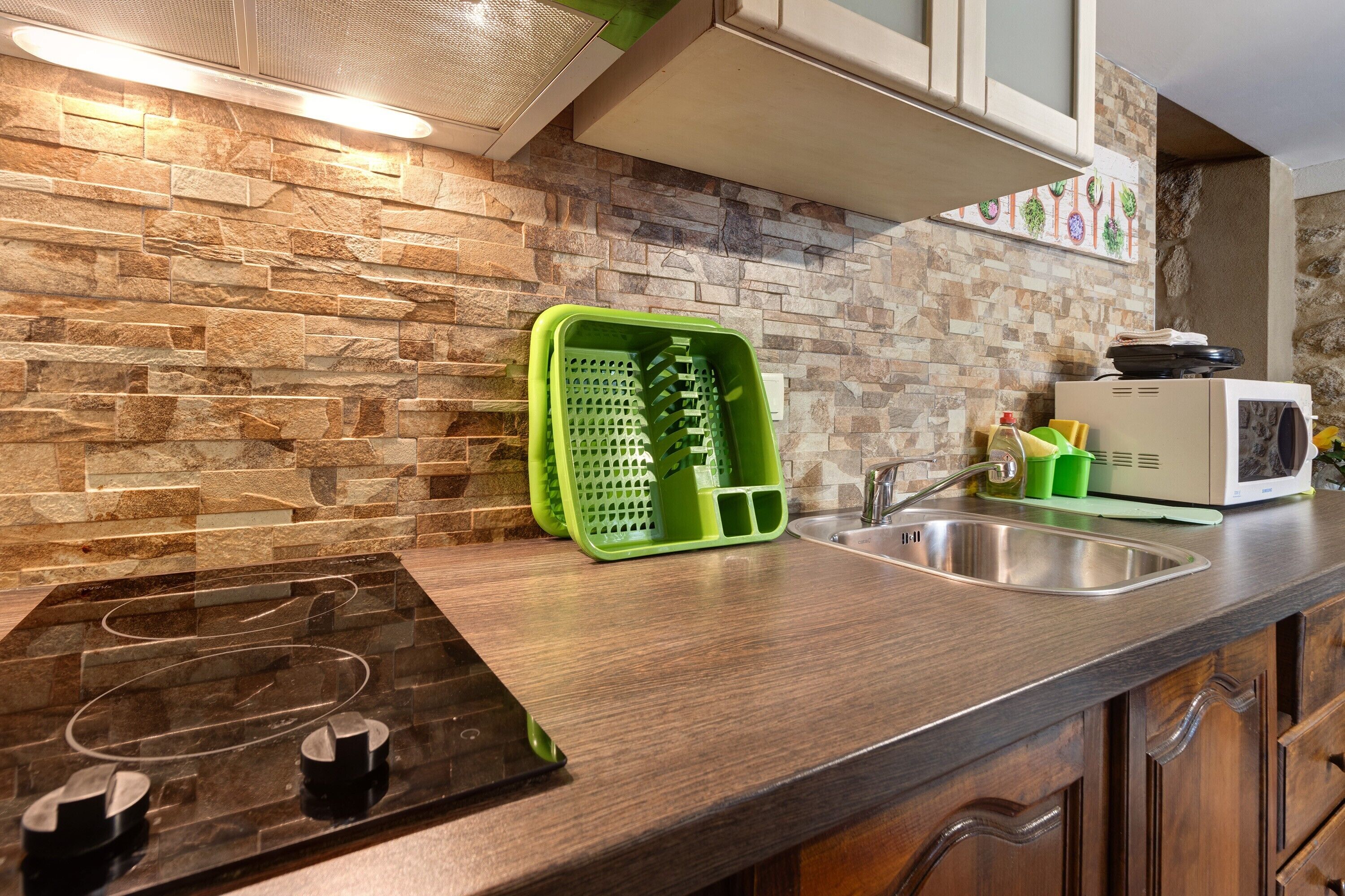 Réfrigérateur, micro-ondes, plaque de cuisson, cafetière/bouilloire