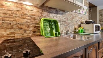 Réfrigérateur, micro-ondes, plaque de cuisson, cafetière/bouilloire