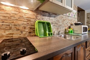 Réfrigérateur, micro-ondes, plaque de cuisson, cafetière/bouilloire