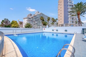 حمّام سباحة مُدفَّأ