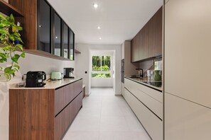 Frigorífico, microondas, horno y placa de cocina
