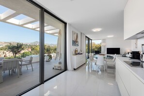 TV - Apartment 'Cataleya 6, Atico 3-B' with Mountain View, Wi-Fi and Air Conditioning (Estepona)