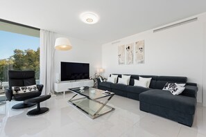 TV - Apartment 'Cataleya 6, Atico 3-B' with Mountain View, Wi-Fi and Air Conditioning (Estepona)