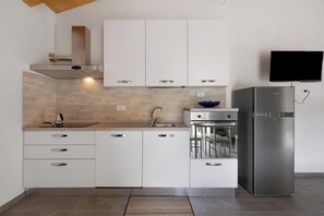 Jääkaappi, uuni, liesi, astianpesukone