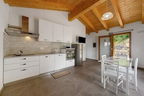 Kjøleskap, ovn, kokeplater og oppvaskmaskin