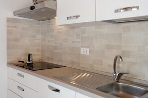 Kjøleskap, ovn, kokeplater og oppvaskmaskin