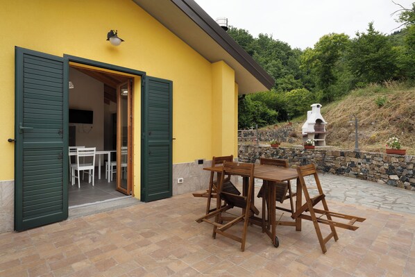 Outdoor dining - Apartment 'Camera 3' with Mountain View, Private Terrace and Wi-Fi (Sasseta)