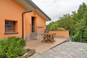 Outdoor dining - Apartment 'Camera 3' with Mountain View, Private Terrace and Wi-Fi (Sasseta)