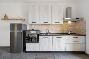 Kjøleskap, ovn, kokeplater og oppvaskmaskin